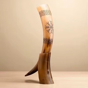 Corne à boire viking haut de gamme avec support en corne de bœuf artisanal gravé de symboles nordiques, qualité alimentaire, pour méad, bière, ou ale, par REHMAN CRAFT - Product Image 5