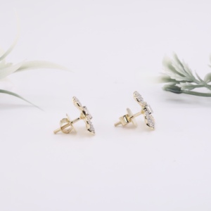 Pendientes de Oro Amarillo con Trébol de Tres Hojas y Diamantes Cultivados en Laboratorio, Centro de Esmeralda, Micropavé, Motivo Floral, Lujo, Compromiso, Boda - Product Image 2