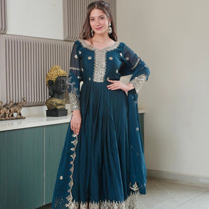 Ensemble Sharara en Faux Georgette avec Broderie de Paillettes 5mm, Boutons Potli, Robe à Manches Longues et Dupatta en Tulle – 6 Couleurs Disponibles en Gros - Product Image 1