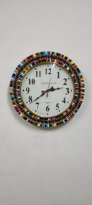 Belle horloge murale artisanale en crayons de couleur pour la décoration de la maison, horloge murale en bois moderne pour le salon et la décoration murale - Product Image 3