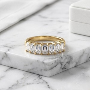 Anillo de banda con siete piedras y corte esmeralda de 3.50 quilates - Product Image 1