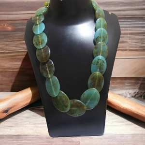 Collier de perles ovales en résine marbrée verte émaillée, écologique et haut de gamme, bijou élégant et tendance, artisanat en résine sur le thème de l'ange - Product Image 4