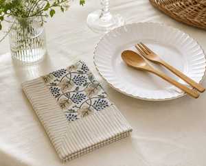 Nappe de table réutilisable et lavable en coton 100% à imprimé floral bleu, décoration de table pour la maison, les mariages et les fêtes - Product Image 2