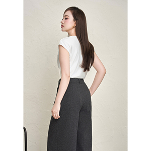 Chemisier d'été décontracté pour femme en satin blanc, col asymétrique, manches courtes, drapé doux, idéal pour le bureau - ODM OEM SOEN - Product Image 4