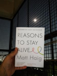 Razones para permanecer vivos de Matt Haig, libro en inglés con tapa blanda, libro sobre mindfulness y vida positiva - Product Image 1