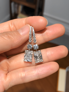 Pendientes de Lujo con Diamantes Cultivados en Laboratorio de Corte Radiante en Oro Blanco con Detalles de Barra de Diamantes Pavé, Conexión Redonda Brillante - Product Image 4