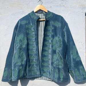 Hermosa Chaqueta Azul de Terciopelo Suzani con Bordado Floral Hecho a Mano, Arte Folclórico Bohemio, Abrigo Étnico de Invierno para Mujer, Regalo para Ella - Product Image 1