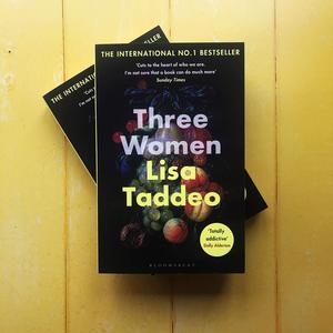 สามหญิงสาว โดย ลิซ่า ทาเดโด้ หนังสือปกอ่อน หนังสือใหม่เอี่ยม จัดส่งรวดเร็ว สินค้าจากสหรัฐอเมริกา |   ขายส่ง - Product Image 2
