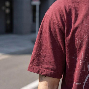 เสื้อยืดโอเวอร์ไซส์สไตล์วินเทจสตรีทแวร์ ผ้าคอตตอน 100% สีแดงเลือดหมู ลายแมงมุมด้านหน้า ตัดเย็บพิเศษ ทรงหลวม ไหล่ตก ไม่เป็นขุย - Product Image 3