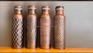 Botella deportiva de cobre martillado de alta gama con acabado martillado de 800 ml para clientes exigentes. Botellas metálicas, artesanía metálica de la India en venta. - Product Image 5