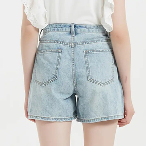 Shorts de mezclilla para mujer, de tiro bajo, corte holgado, estilo vintage, lavado claro, con borde sin rematar, informales, de verano, venta al por mayor - Product Image 4