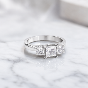 Bague de fiançailles et d'anniversaire pour femme en argent sterling 925 avec moissanite taille princesse et trois pierres serties à griffes - Product Image 4