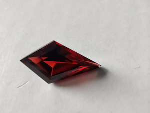 Granate / Forma de cometa / 7x13mm / Calidad superior VSI / Piedra natural / Granate rojo / 2.16 quilates - Product Image 3