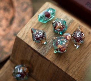 Juego de Dados de Resina Hechos a Mano, Ecológicos y de Alta Calidad, Dados Poliédricos Transparentes con Colores Personalizados para Juegos de Mesa - Product Image 1