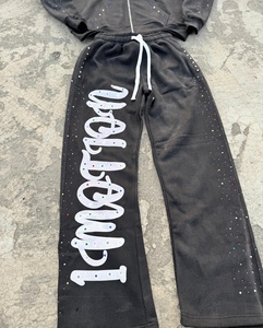 Conjunto de chándal de streetwear personalizado con pedrería, de forro polar grueso, con sudadera con capucha de cremallera completa con cristales incrustados y pantalones de chándal estampados de pierna ancha - Product Image 6