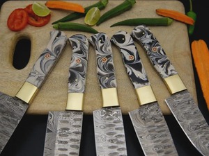 Ensemble de couteaux de chef en acier Damas forgé à la main avec manche en bois, style japonais, ambidextre, finition satinée pour une utilisation en cuisine - Product Image 5