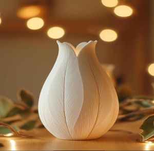 Jarrón luminoso blanco en forma de tulipán con texturas de hojas intrincadas. Arte en porcelana brillante disponible a precios de mayorista. - Product Image 1