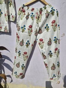 Conjunto de Pijama de Algodón con Estampado Floral para Mujer |   Traje de Dormir Indio a Rayas Hecho a Mano |   Ropa de Casa de Muselina Suave - Product Image 2