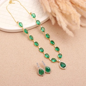 Conjunto de Collar y Pendientes con Esmeralda Colombiana en Corte Pera Chapada en Oro de 22K y Diamantes Blancos CZ, con Cadena Ajustable - Product Image 3