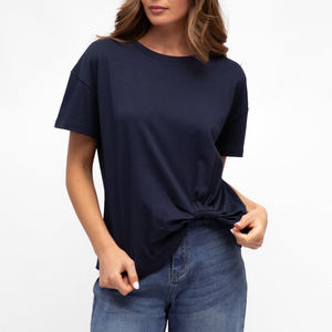 เสื้อยืดคอตตอนยืดกันหดสำหรับผู้หญิงจากผู้ผลิต OEM เหมาะสำหรับใส่ไปสนามบินหรือเดินทาง - Product Image 4