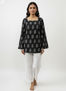 Kurti de algodón negro estampado para mujer con mangas acampanadas y cuello cuadrado - Product Image 1