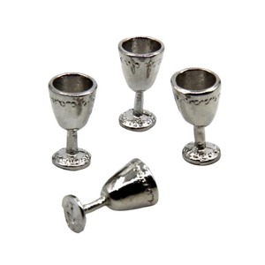 Gobelet à vin élégant en acier inoxydable, verrerie moderne à pied argenté pour une présentation raffinée sur la table - Product Image 1