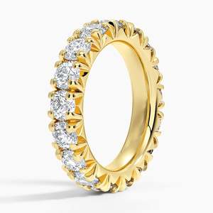 Anillo de eternidad en oro amarillo con diamantes redondos de talla brillante engastados en bisel, joyería clásica de boda para mujer. - Product Image 2