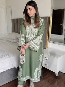 Ensemble Kurta vert brodé pour femme avec dentelle blanche, coupe ample, longueur cheville, tenue traditionnelle indienne pakistanaise toutes saisons - Product Image 1