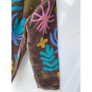 Veste en velours marron de qualité supérieure brodée avec un motif floral, col montant, manches longues, style bohème, manteau pour femme pour le printemps - Product Image 4