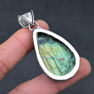 Venta al por mayor de colgantes de plata de ley con labradorita sintética en forma de lágrima para mujer, joyería. - Product Image 1