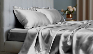 Ensemble de draps en satin argenté de luxe avec taies d'oreiller soyeuses, collection de literie élégante ultra douce pour la chambre à coucher - Product Image 1