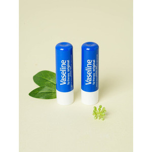 Confezione originale di 2 cosmetici coreani per la terapia delle labbra 4.8g di vaselina - Product Image 1