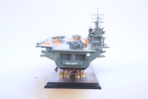 Portaaviones USS RONALD REAGAN CVN-76 - Maqueta de Barco de Guerra Estadounidense de Madera Pintada a Mano - Product Image 6