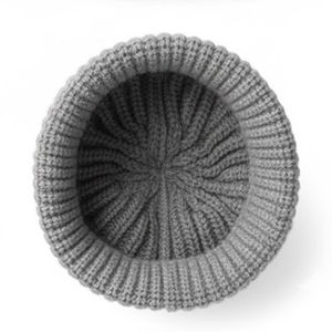 หมวกบีนนี่สีเทาสำหรับผู้ชาย ออกแบบโลโก้ตามสั่ง ยอดนิยมสูง สำหรับฤดูหนาว สไตล์สตรีทแวร์ หมวกไหมพรมถักแบบสบายๆ ลายแจ็คการ์ด - Product Image 3