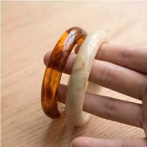 โซนงานฝีมือ HCZ-164 สร้อยข้อมืออะคริลิคเรซิ่นรักษ์โลก ลายทางกว้างไม่สม่ำเสมอ เครื่องประดับงานแต่งงานสำหรับผู้หญิง - Product Image 5