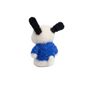 Poupées lapins en feutre de laine 100% certifiée, faites à la main, écologiques, avec pulls bleus, petites décorations de Noël d'intérieur de style dessin animé - Product Image 4