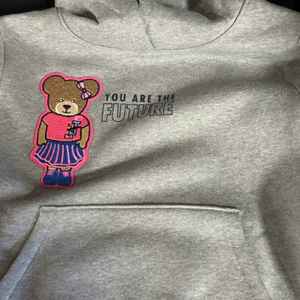 Sudadera con capucha gris Jack and Jill con oso bordado y gráfico You Are The Future, cómoda y elegante para niños y adolescentes - Product Image 4