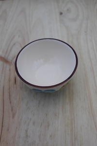 Bol de service en céramique artisanale avec motif floral bleu, finition émaillée durable pour des tables élégantes et modernes - Product Image 4