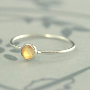 Bague fine et minimaliste en laiton plaqué argent avec petite pierre ronde jaune dorée, bijou de tous les jours pour femme - Product Image 3