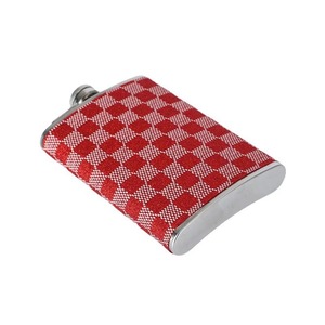 กระติกน้ำทรงกระบอกหุ้มผ้าสีแดง ภาชนะใส่เครื่องดื่มโลหะทันสมัย เหมาะสำหรับจับคู่กับชุดต่างๆ เป็นเครื่องประดับแฟชั่นสุดเก๋จากอินเดีย - Product Image 3