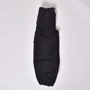 Pantalon de neige cargo pour homme noir imperméable et coupe-vent personnalisé avec coutures contrastées violettes et bas élastique - Product Image 1