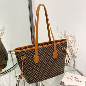 Sac à main bandoulière en cuir véritable pour femme de qualité supérieure, design luxueux et tendance avec étiquette métallique et fermeture éclair - Product Image 2