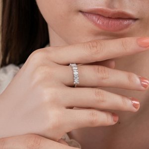 แหวนเพชรโมอิสซาไนต์ทรงบาแกตต์แบบฝังครึ่งวง ตัวเรือนเงินแท้ 925 สำหรับผู้หญิง ของขวัญแต่งงาน เครื่องประดับ - Product Image 3