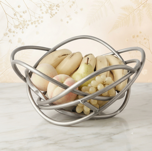 Panier à fruits en fil métallique géométrique moderne de forme irrégulière pour la présentation sur le comptoir de cuisine - Product Image 1