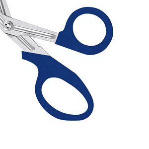 กรรไกรพยาบาลแบบ Trauma Shear ขนาด 5.5 นิ้ว สีน้ำเงินกรมท่า ผลิตจากเหล็กกล้าไร้สนิมเยอรมัน สำหรับปฐมพยาบาลฉุกเฉิน ใช้ตัดผ้าพันแผล อุปกรณ์ EMT สำหรับแพทย์และพยาบาล - Product Image 3