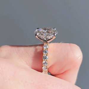 Anillo de Compromiso con Diamante Ovalado de 3.50 CT Cultivado en Laboratorio, Banda Pavé Festoneada, Oro de Dos Tonos, Anillo Nupcial Certificado por IGI - Product Image 5