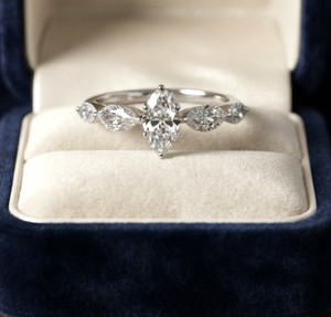 Anillo de Compromiso y Boda de Oro Sólido de 10K, 14K, 18K con Diamante Cultivado en Laboratorio con Corte Marquesa, Certificado IGI, Color DEF, Claridad VS VVS, Venta al por Mayor - Product Image 6