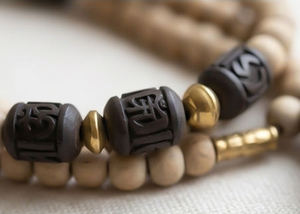 Collier Mala en Tulsi Naturel avec Pendentif Radha, Perles Beiges Faites à la Main, Chapelet Hindou pour Yoga et Méditation, Cadeau Sigma Exports - Product Image 4