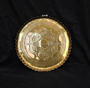 Bandeja de servicio de latón artesanal vintage acabado dorado perfecto para funciones de decoración cultural y servicio tradicional - Product Image 4