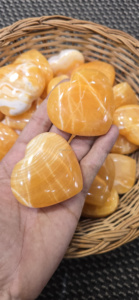 มาใหม่หินแคลไซต์สีเหลืองหัวใจพองอัญมณีธรรมชาติขัดเงาคุณภาพระดับพรีเมียมของขวัญสำหรับการรักษาความรักในการทำสมาธิขายส่ง - Product Image 3